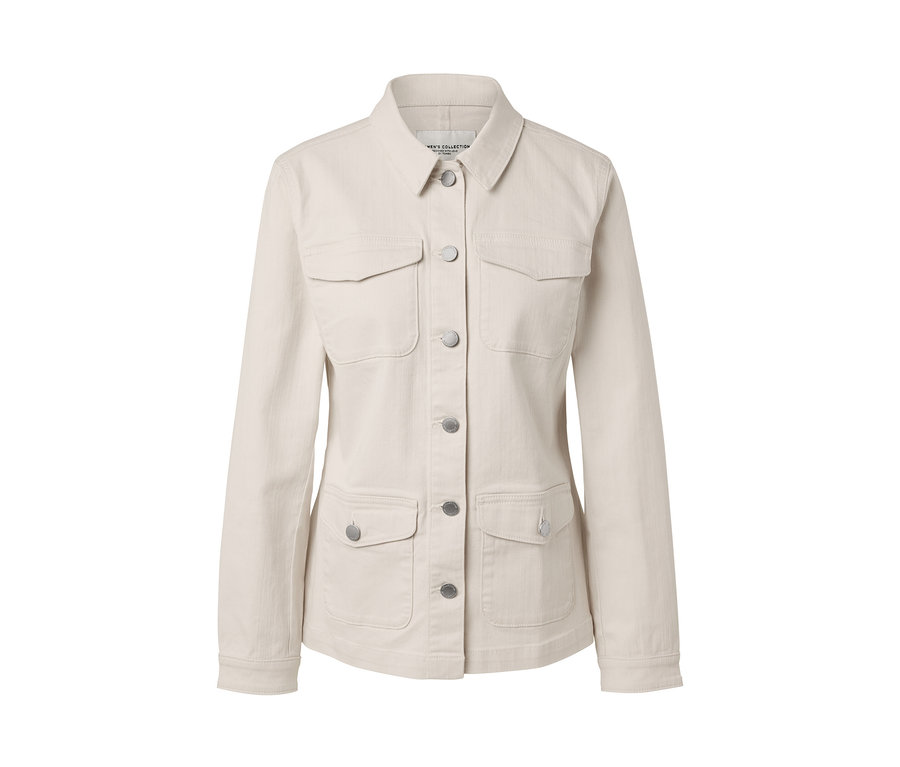 Veste en jean couleur crème avec poches cargo et boutons.