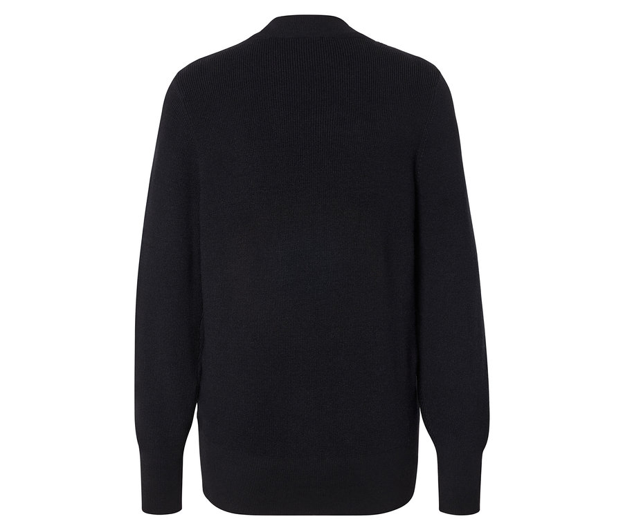 Vue détaillée de l'arrière d'un cardigan noir.