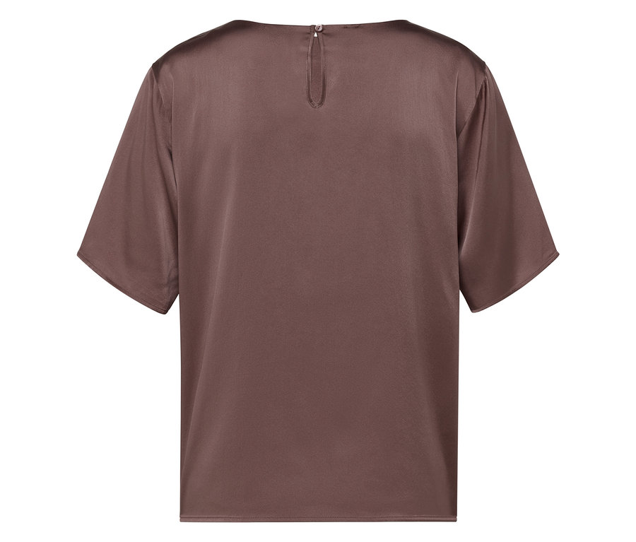 Détail d'un top en satin marron à manches courtes.