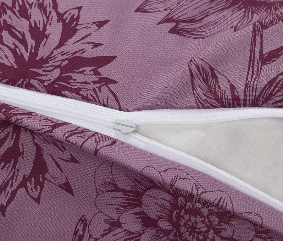 Détail d'une parure de lit en renforcé lilas de taille standard avec motif floral et fermeture éclair.