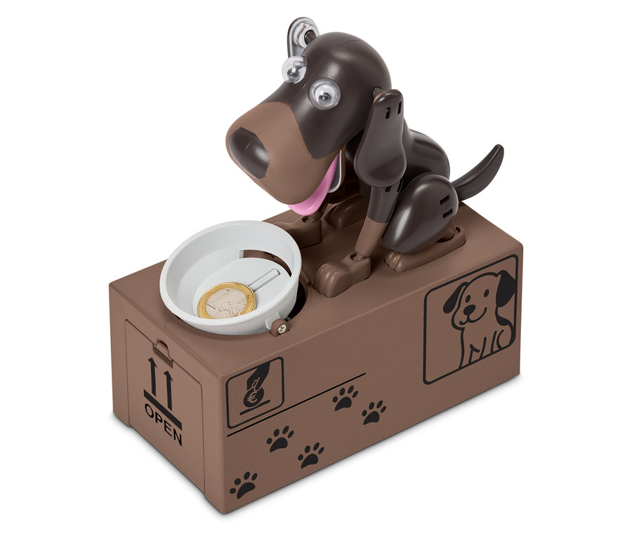 Un jouet de chien mécanique marron économise des pièces dans une gamelle.