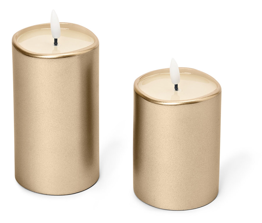 Deux bougies dorées se dressent sur un fond blanc.