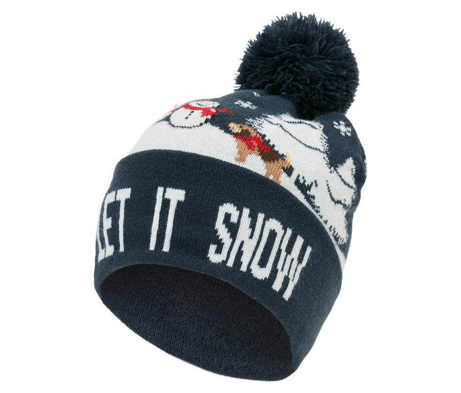 Détail d'un bonnet tricoté bleu marine avec pompon, l'inscription LET IT SNOW et des motifs de bonhommes de neige.