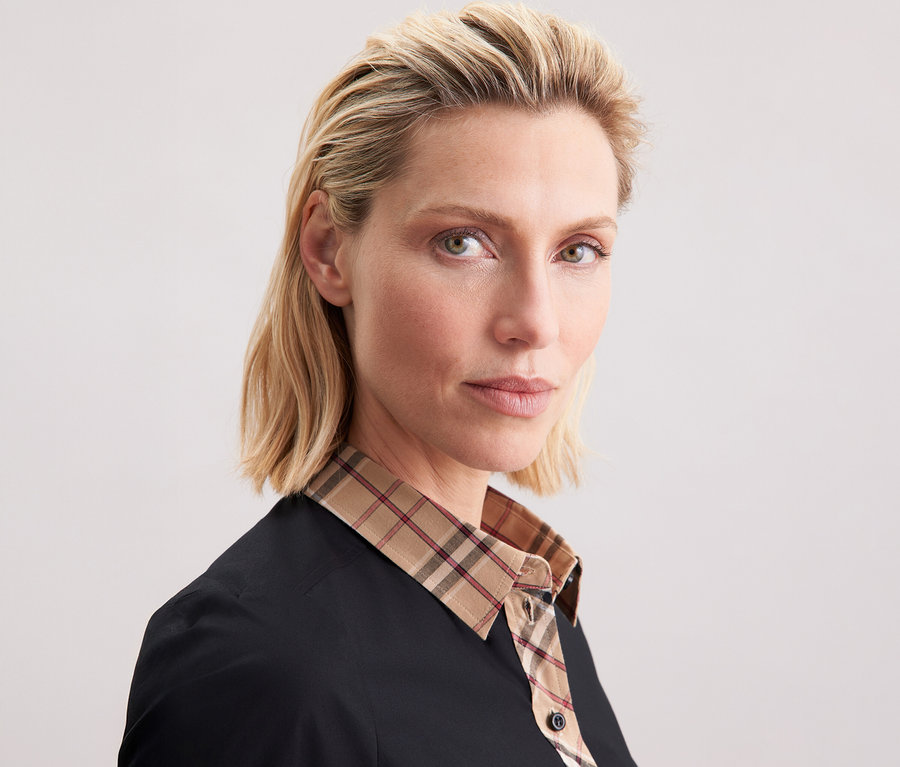 Femme portant une chemise en popeline à carreaux Seidensticker.