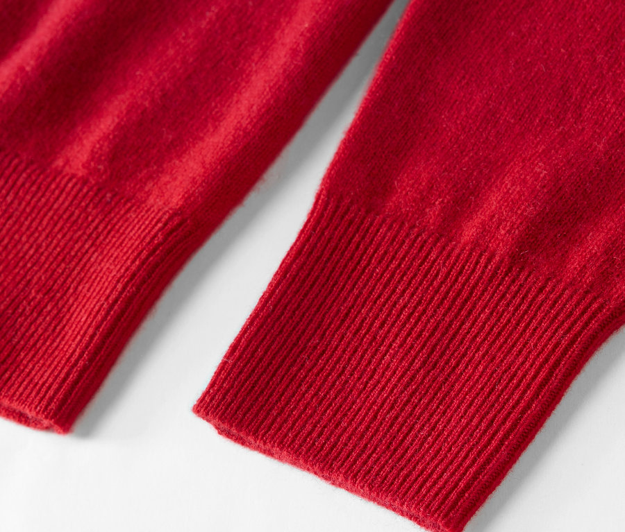 Gros plan sur un pull rouge à manches longues.
