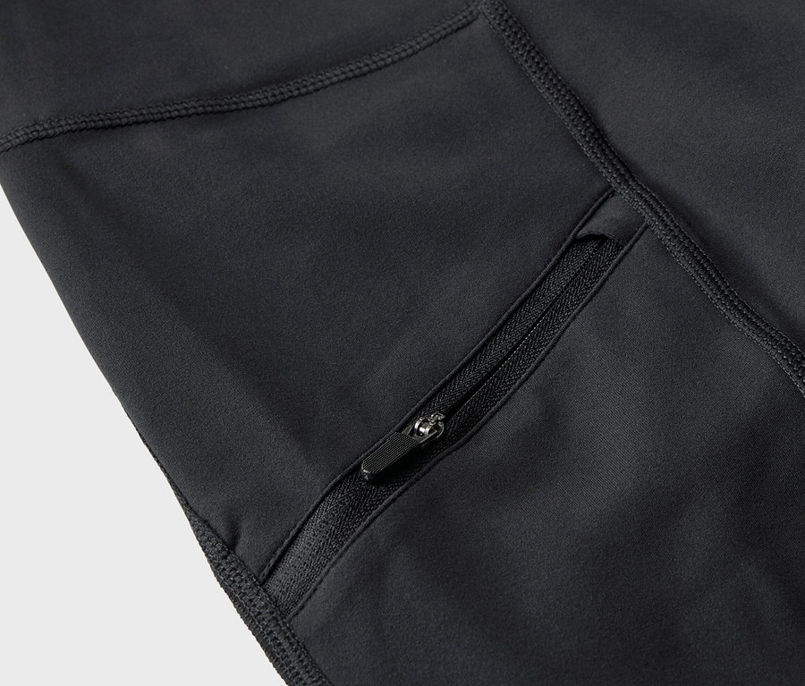 Détail d'un legging de trekking 3/4 noir avec une poche zippée.