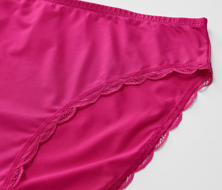 Gros plan sur 2 slips fuchsia avec détails en dentelle.