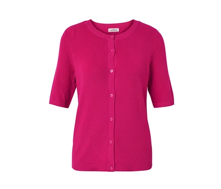 Un cardigan rose en maille fine avec lin, à manches courtes et boutons.