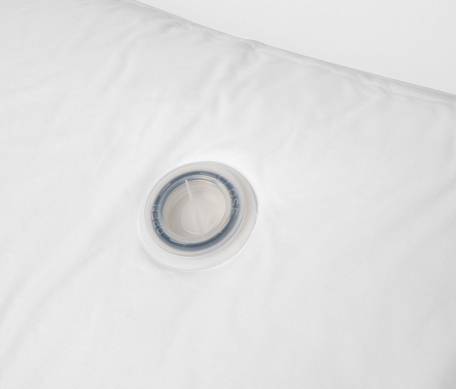 Gros plan d'un oreiller à eau irisette® blanc avec valve de remplissage visible.