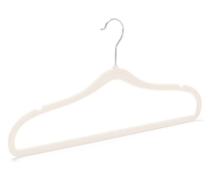 Un cintre en velours crème avec un crochet chromé sur un fond blanc.