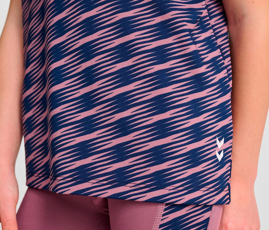 Gros plan d'une fille portant une tenue de sport rose et bleue.