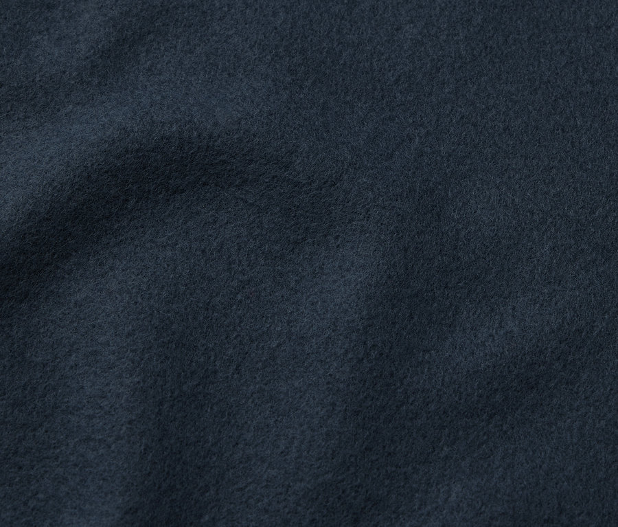 Gros plan sur du velours bleu foncé.