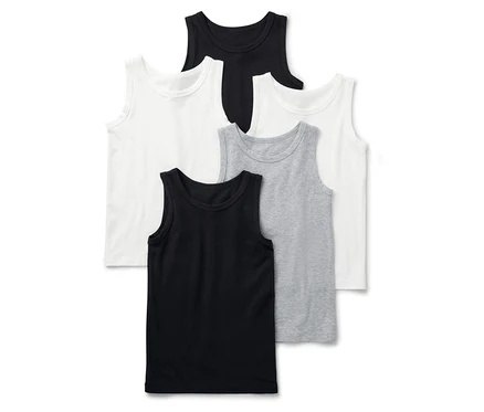 Cinq maillots de corps pour enfant noirs, blancs et gris sont superposés.