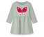 Robe vert clair pour enfants avec manches longues et application papillon.