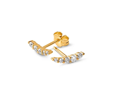 Deux boucles d'oreilles en or avec cinq pierres chacune reposent sur un fond blanc.