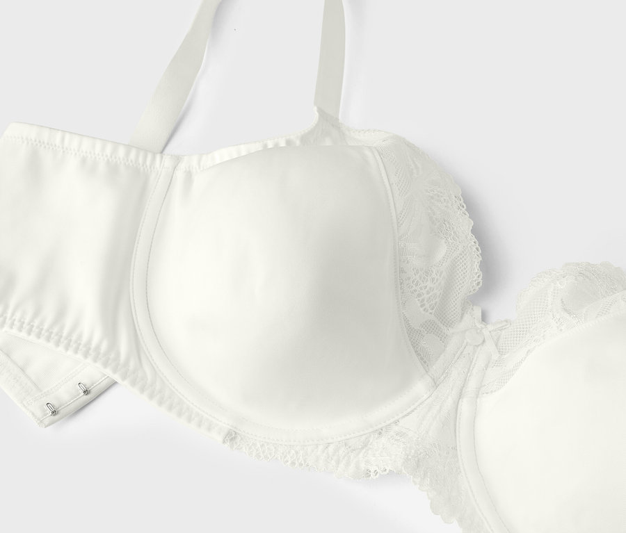 Gros plan d'un soutien-gorge blanc avec des détails en dentelle.