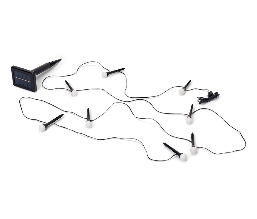 Guirlande lumineuse solaire avec un câble noir et plusieurs lumières sur un fond blanc.