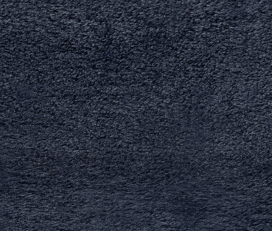 Gros plan sur la texture d'une serviette bleu foncé.