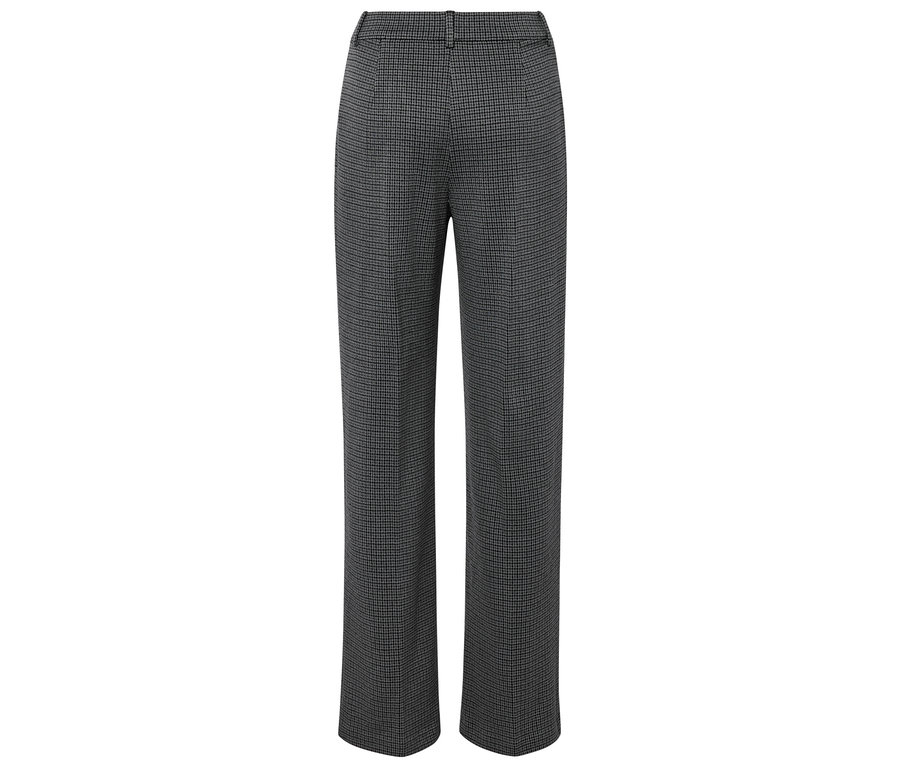 Pantalon à carreaux noir et blanc.