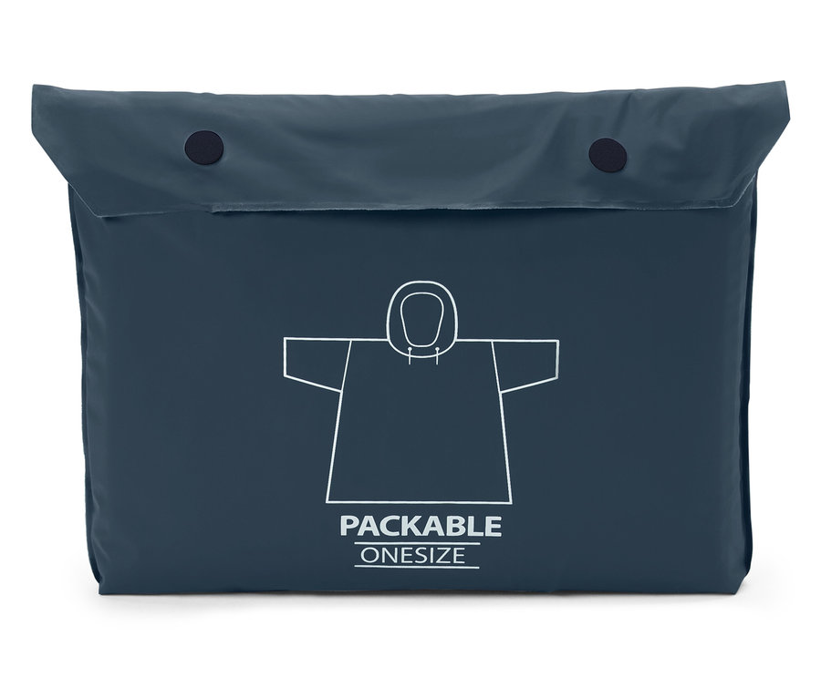 Veste de pluie bleu foncé, emballable et à capuche, avec le contour blanc d'un imperméable et l'inscription PACKABLE ONESIZE.
