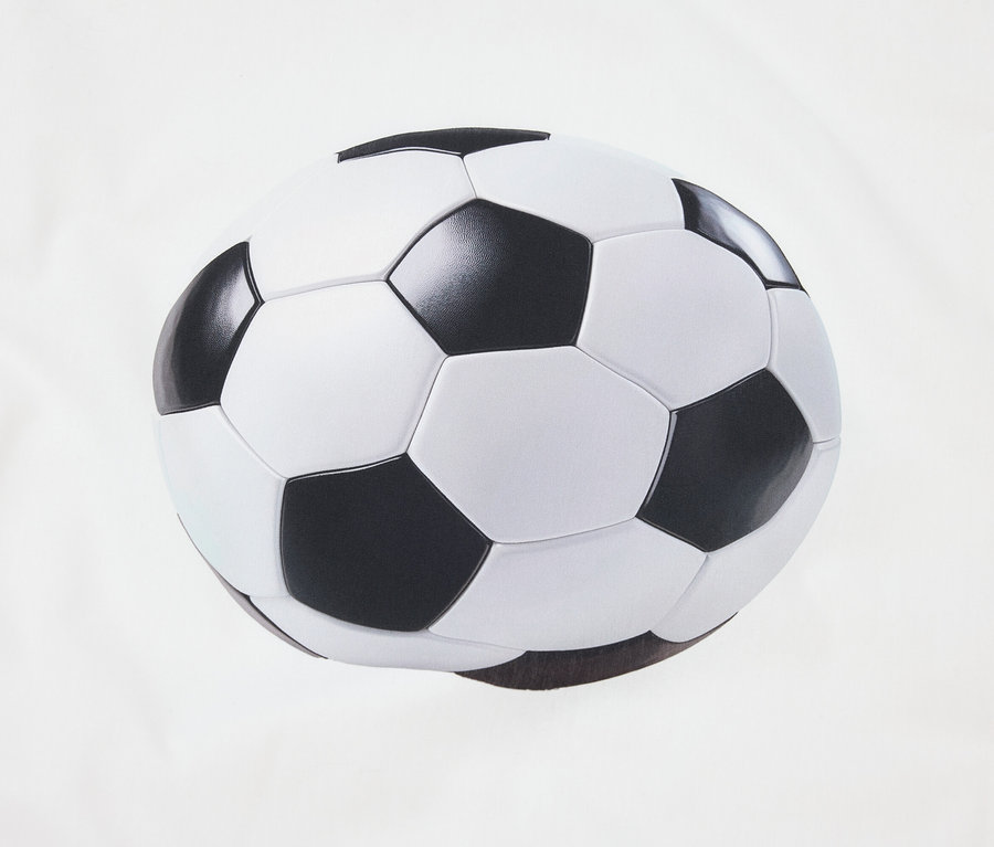 Gros plan d'un ballon de football noir et blanc sur un fond blanc.
