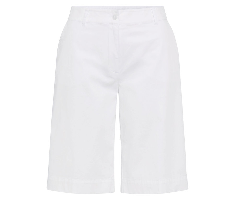 Une culotte blanche sur un fond blanc.