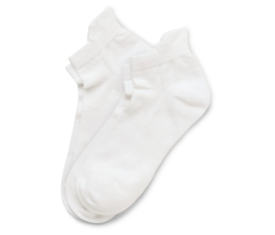 Deux chaussettes blanches superposées sur un fond blanc.