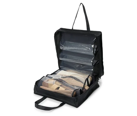 Sac à chaussures noir ouvert avec compartiments transparents, rempli de différentes chaussures.