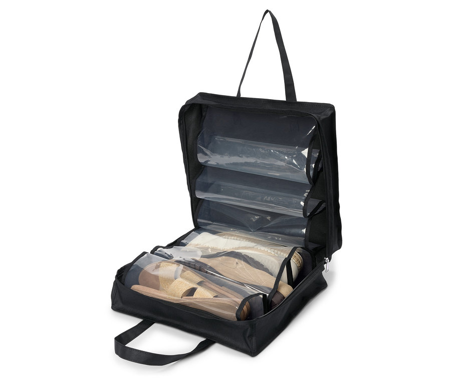 Sac à chaussures noir ouvert avec compartiments transparents, rempli de différentes chaussures.