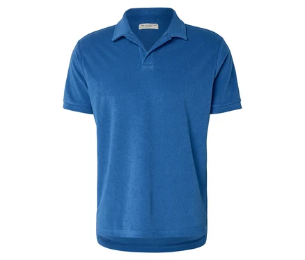 Polo bleu à manches courtes.