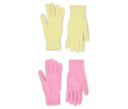 Deux paires de gants en tissu éponge sont posées sur un fond blanc, une paire jaune et une paire rose.