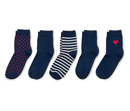 Cinq paires de chaussettes bleu marine avec des cœurs rouges, des rayures et des pois sur fond blanc.