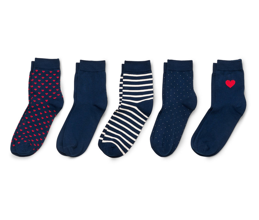 Cinq paires de chaussettes bleu marine avec des cœurs rouges, des rayures et des pois sur fond blanc.
