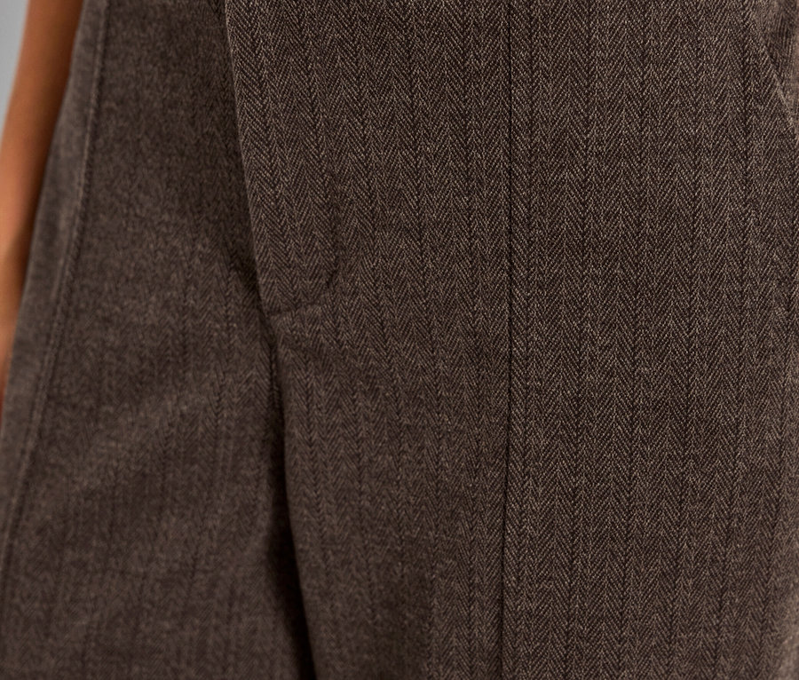 Gros plan sur un pantalon marron Street One Straight Leg avec un bouton.