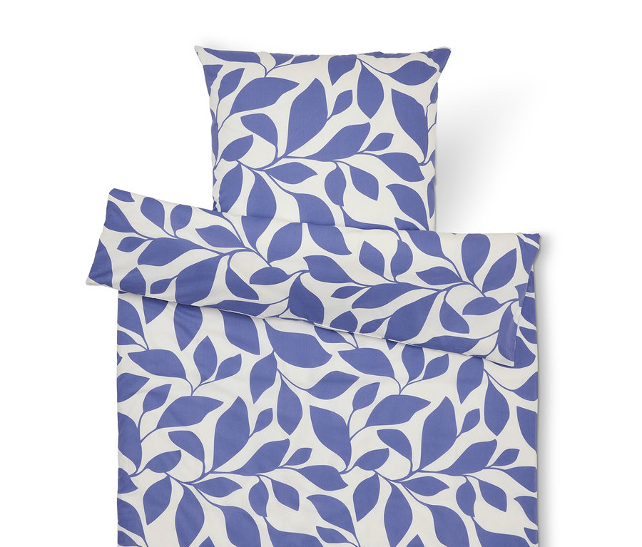 Ensemble de literie avec motif de feuilles bleues sur fond blanc, composé d'une taie d'oreiller et d'une housse de couette.