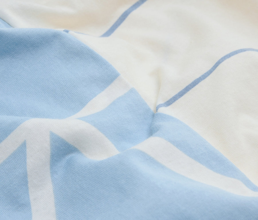 Gros plan d'un tissu rayé bleu clair et blanc.