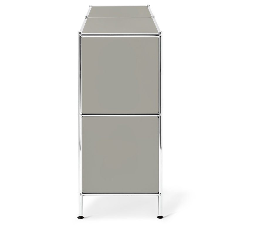 Une armoire grise avec un cadre chromé se tenant sur un fond blanc.