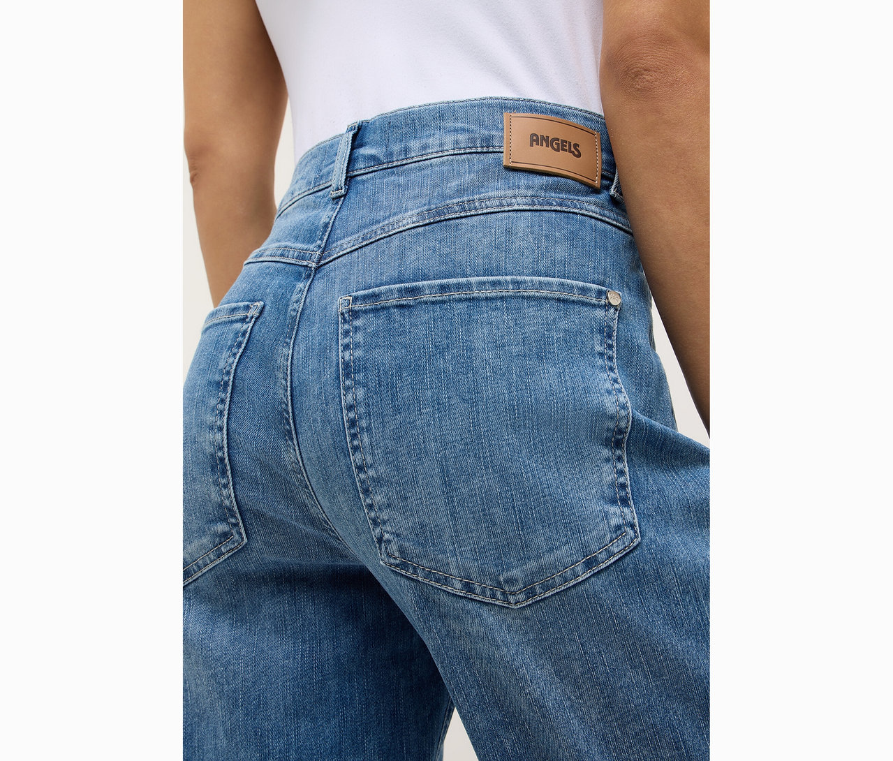 Gros plan de l'arrière d'une personne portant un jean Angels Denim « Liberta ».