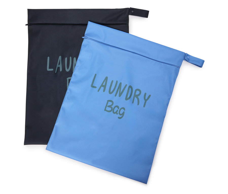 Vue de dessus d'un sac à linge bleu marine et bleu avec cordon de serrage et l'inscription «Laundry Bag».