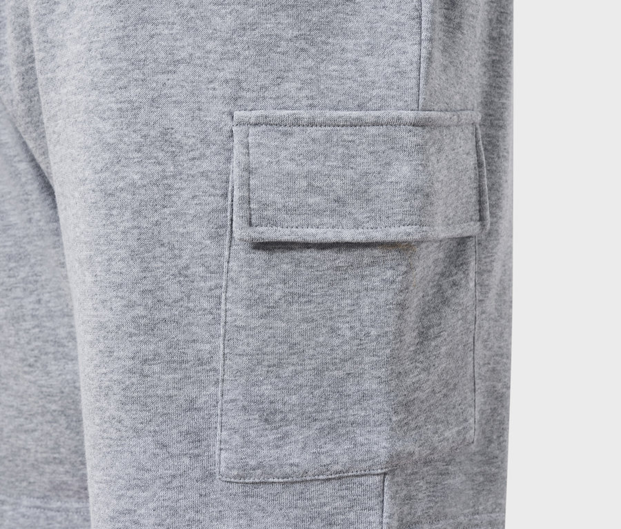 Gros plan d'un pantalon cargo gris avec une poche plaquée.