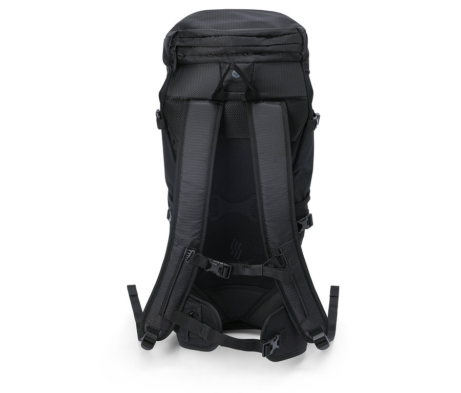 Vue arrière d'un sac à dos noir avec des bretelles rembourrées et de nombreuses boucles.
