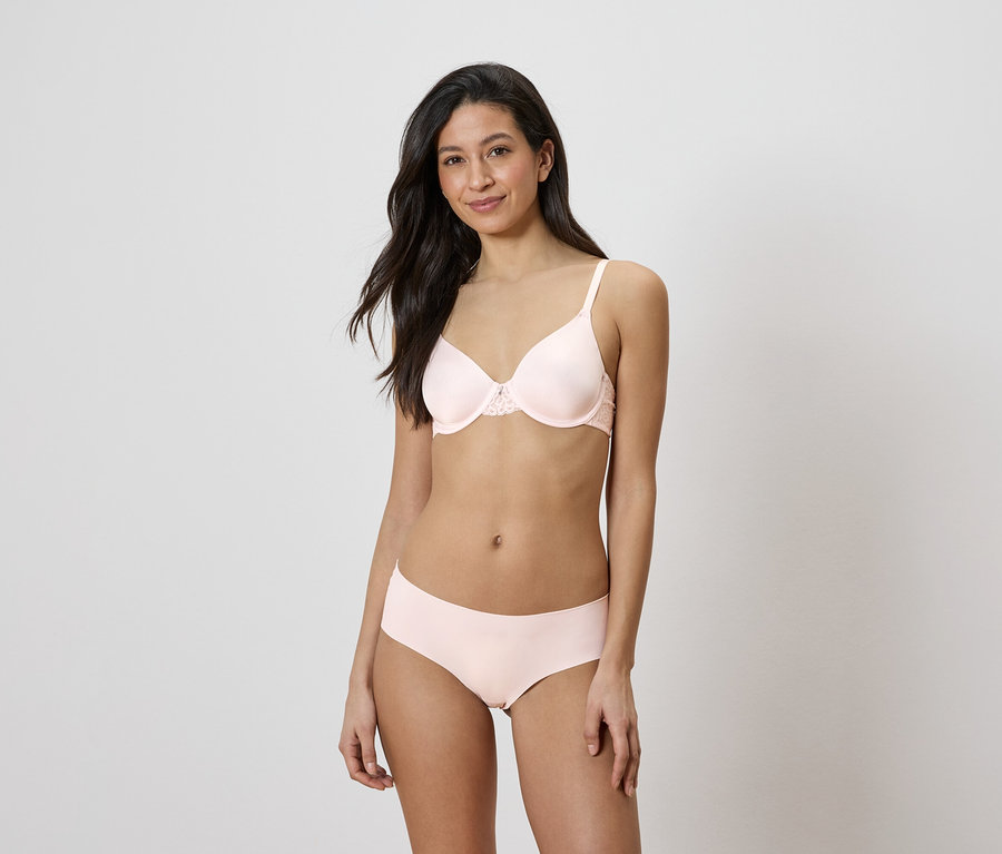 Femme portant un soutien-gorge rose avec une culotte assortie.
