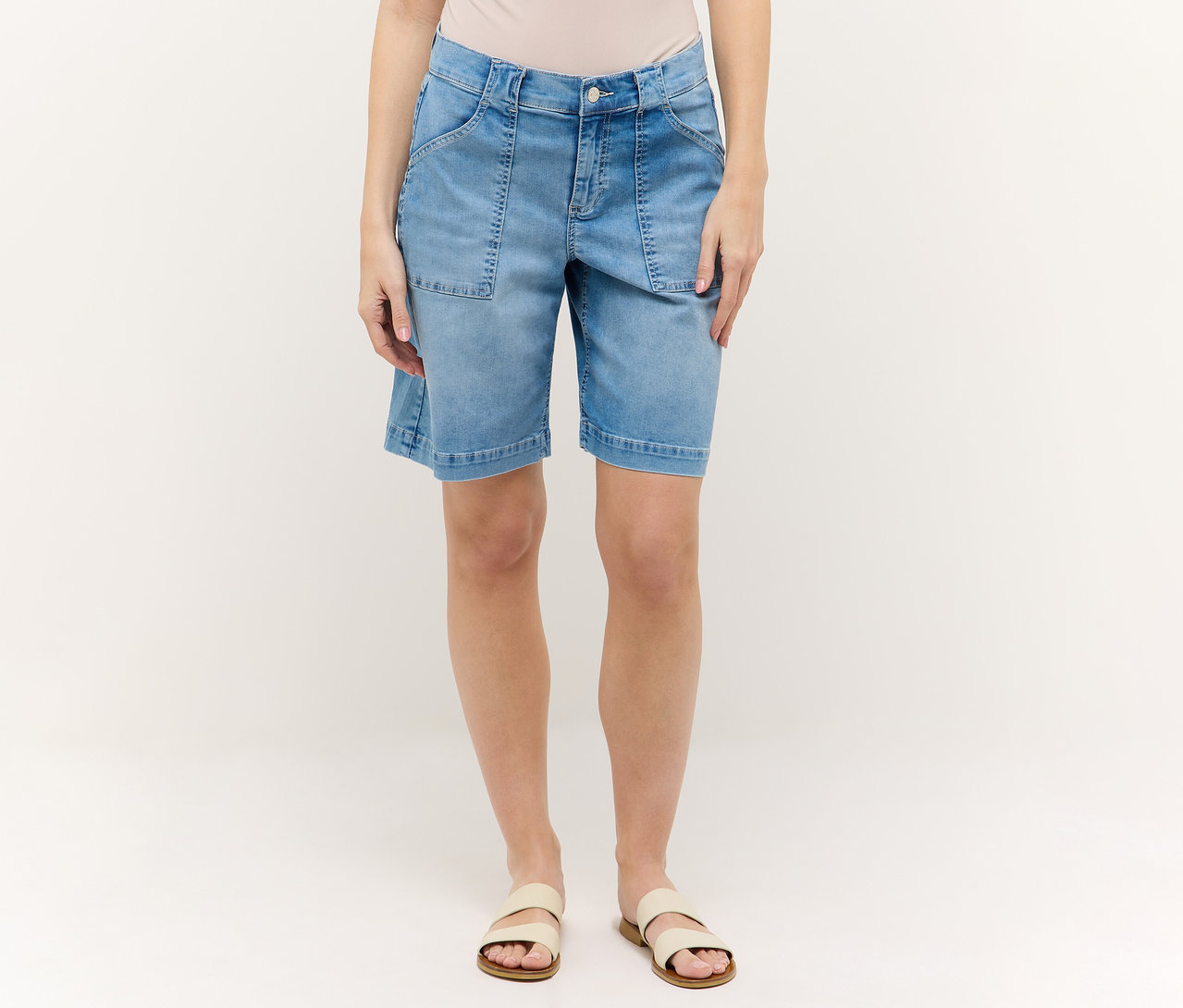 Une femme porte un short Angels Denim «
Lia Urban
», bleu et des sandales.