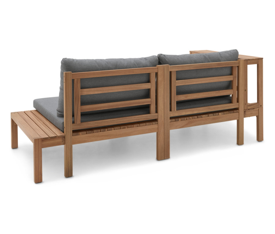 Banc en bois avec coussins gris et table d'appoint vue de derrière.