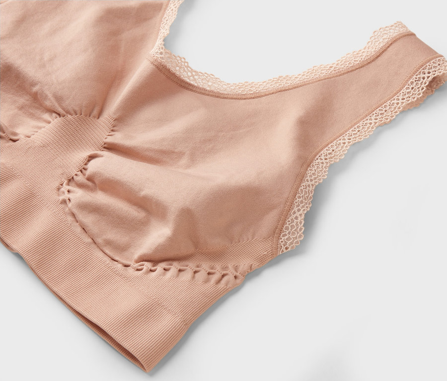 Gros plan d'un soutien-gorge couleur chair avec de la dentelle à l'encolure.
