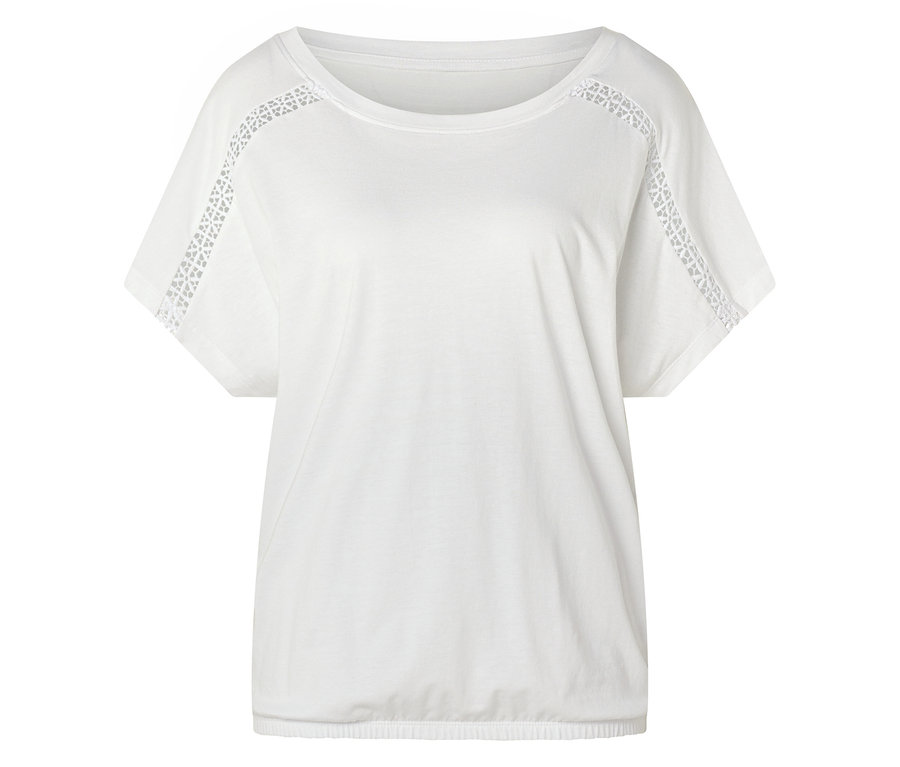 T-shirt blanc avec bordure en dentelle sur les manches et le col.