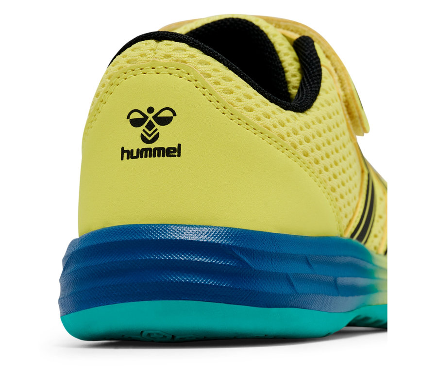 Vue détaillée de l'arrière d'une chaussure Hummel jaune avec une semelle bleue.