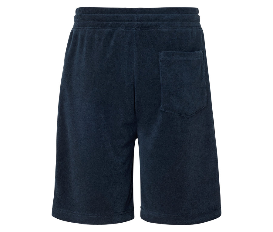 Gros plan sur l'arrière d'un short bleu marine avec une seule poche arrière.
