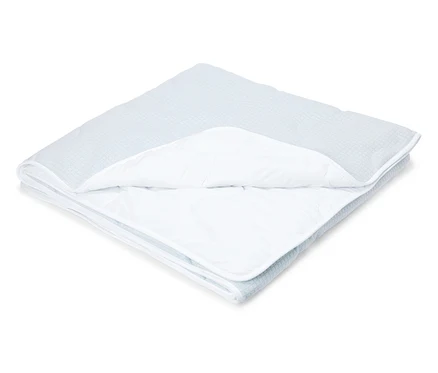 Couverture pliée à carreaux bleu clair avec intérieur blanc sur fond blanc.