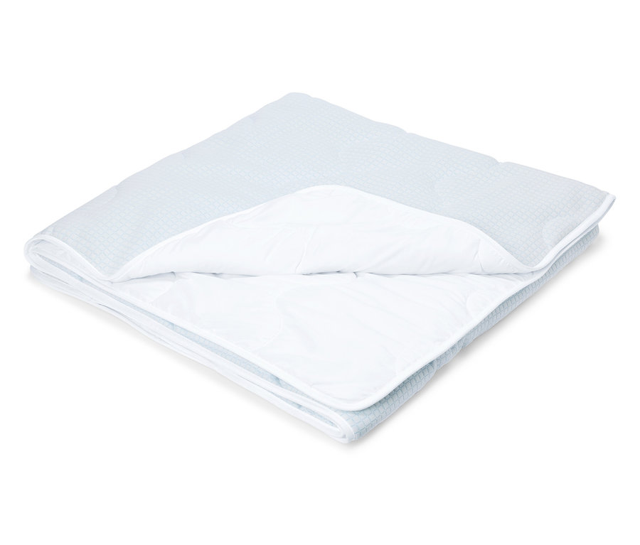 Couverture pliée à carreaux bleu clair avec intérieur blanc sur fond blanc.